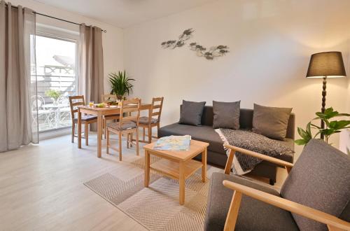 ein Wohnzimmer mit einem Sofa und einem Tisch in der Unterkunft Zur Alten Schmiede in Stralsund