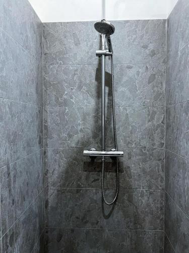 une douche avec pommeau de douche dans une salle de bain dans l'établissement Spacious 2br in Arles Historical Center With Terrace, à Arles