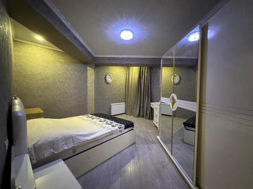 een slaapkamer met een bed en een glazen wand bij khiliani in Tbilisi City
