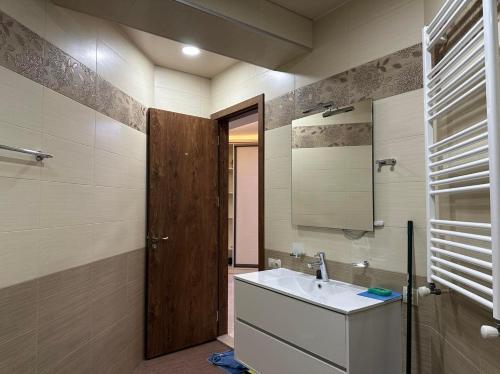 een badkamer met een wastafel en een spiegel bij khiliani in Tbilisi City