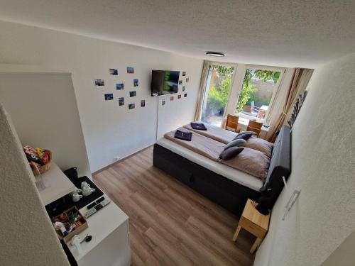 Habitación pequeña con cama y ventana en COSI - Komfortables Privatzimmer mit grosser Terrasse und Parkplatz en Kreuzlingen