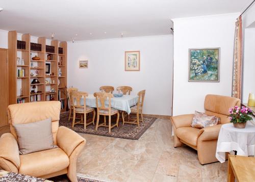 a living room with a table and chairs at Ferienwohnung Stölben in Daun