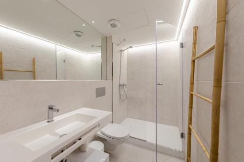 a bathroom with a sink and a toilet and a shower at Apartamento Sevilla Centro in Seville