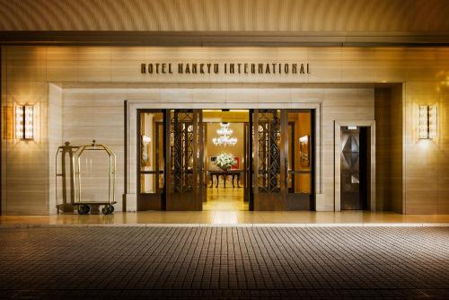 Hotel Hankyu International في أوساكا: مبنى مع مدخل amet harriott الدولي