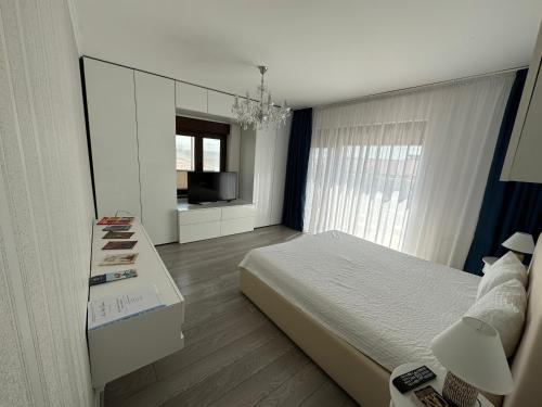 1 dormitorio con 1 cama y TV en Veneția Apartament - Timisoara, en Timisoara