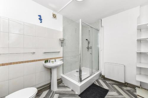 Koupelna v ubytování Hazel Dene - Charming 5 Bedroom, 1 Bath Home in Nottingham!
