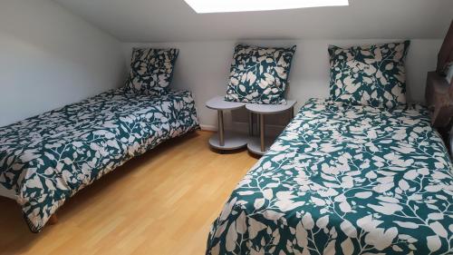 a small bedroom with two beds and a table at Appartement FX 3 in Saint Die