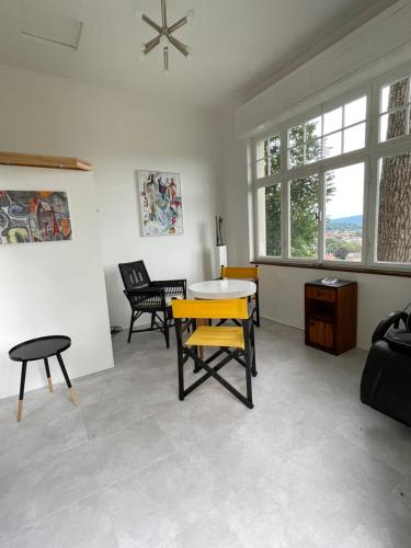 een woonkamer met een gele tafel en stoelen bij Ferienwohnung Villa Seiz in Schwäbisch Gmünd