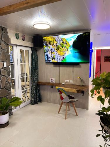 TV a/nebo společenská místnost v ubytování CLOCKWORKORANGE Luxury Suites