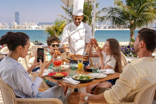 Επισκέπτες που μένουν στο Th8 Palm Dubai Beach Resort, Vignette Collection by IHG