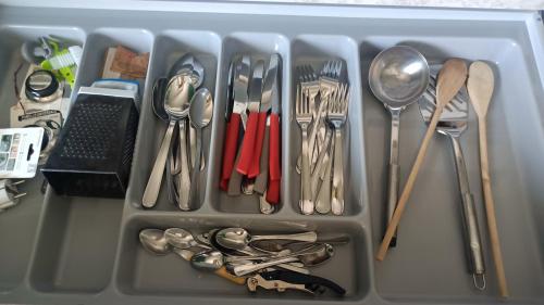 un vassoio pieno di utensili e cucchiai di Agata2020 a Mondragone