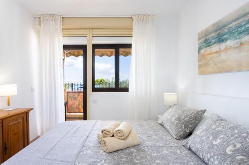 Frontline Playa las Vistas with pool, parking, sea