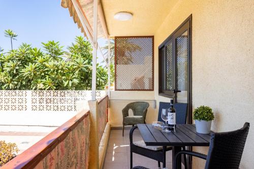 Frontline Playa las Vistas with pool, parking, sea