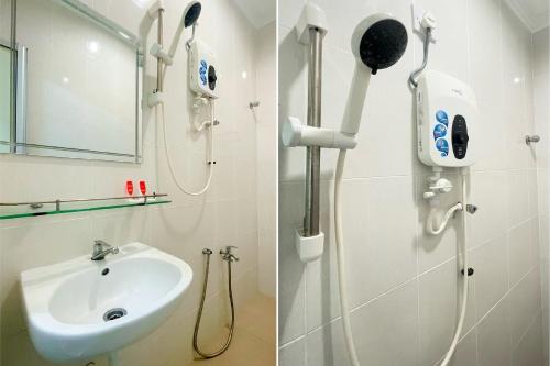 een badkamer met een douche en een wastafel bij OYO 90369 Safari Hotel Lumut in Kampong Pundut