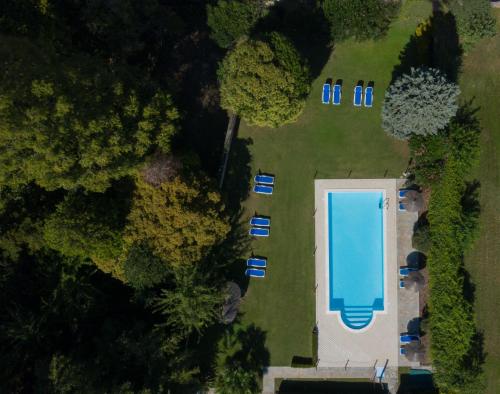 an overhead view of a pool in a yard with parked cars at Hotel Isola Di Caprera in Mira