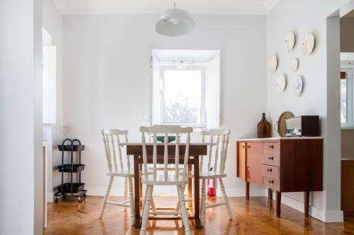 a dining room with a table and chairs at Casa do Avô Serra in Leiria