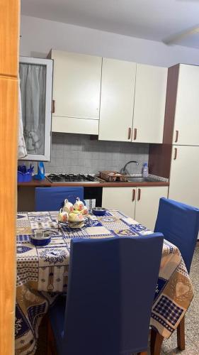 een keuken met een tafel en een fruitschaal bij Suite De San Cristoforo N1 in Catania