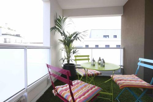 Cette chambre dispose d'un balcon avec une table et des chaises. dans l'établissement Paris-Stade De France 3 rooms Parking Metro, à Saint-Denis