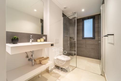 een badkamer met een wastafel en een douche bij HigueronRentals Paradise Lift in Fuengirola