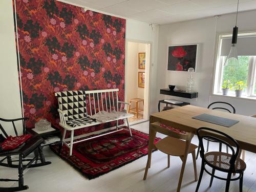 Kostastugan في كوستا: غرفة معيشة مع طاولة طعام ومقعد