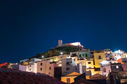 Γενική άποψη της πόλης Bosa ή θέα της πόλης από  αυτό το διαμέρισμα