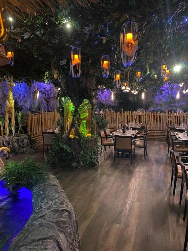 Un restaurante u otro lugar para comer en Bayside