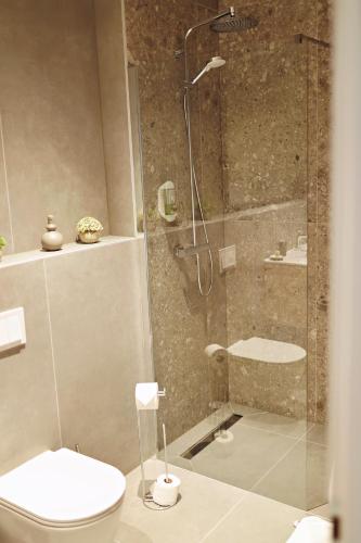 Ένα μπάνιο στο Motel Prajo’s