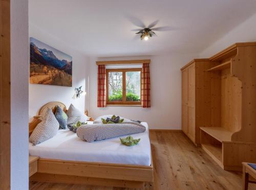 a bedroom with a bed and a window at Gasthof zur Post in Hinterriss