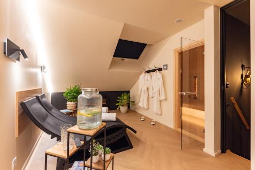uma casa de banho com uma cabina de duche em vidro e um lavatório. em The Shelf - Gîte & Love room em Bastogne
