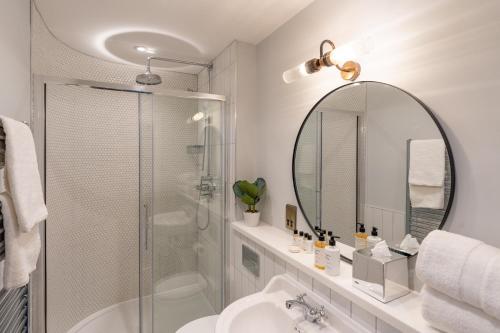 ein Badezimmer mit Dusche, Waschbecken und Spiegel in der Unterkunft Duke of Cumberland in Whitstable