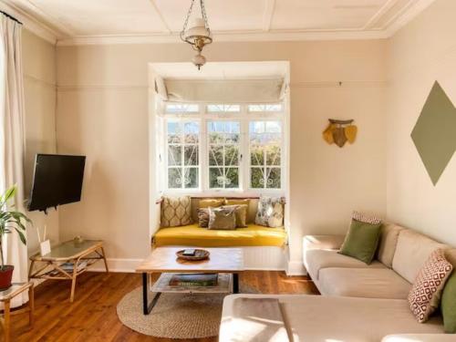Χώρος καθιστικού στο The Secret Garden Hideaway in Knysna!