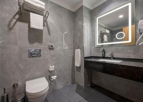 Bilik mandi di Ramada Encore by Wyndham Istanbul Sisli