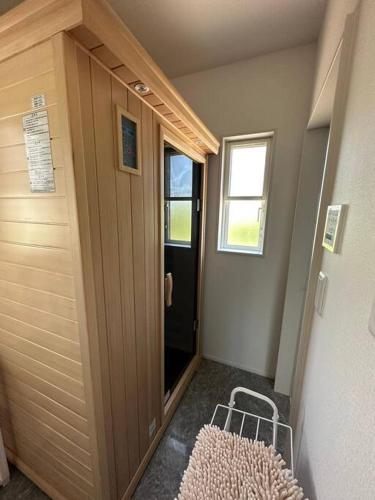 a hallway with a door and a chair in a room at Torinosu in Jōnouchi