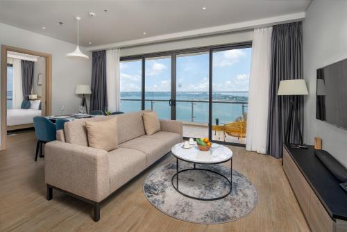 Ruang duduk di Citadines Marina Halong