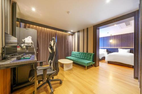 堤川的住宿－STAY201，酒店客房配有一张床、一张桌子和一把椅子。
