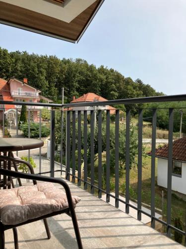 balkon ze stołem i krzesłem w obiekcie VILA SLAVA w mieście Vrnjačka Banja