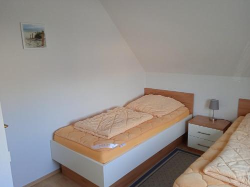 a small bedroom with two beds in a room at Ferienreihenhaus A, Ostseebad Dahme in Dahme