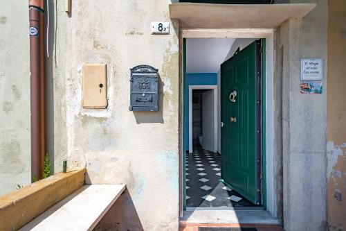 a hallway with a green door in a building at IL RIFUGIO SUL MARE - GenovaInRelax in Genova