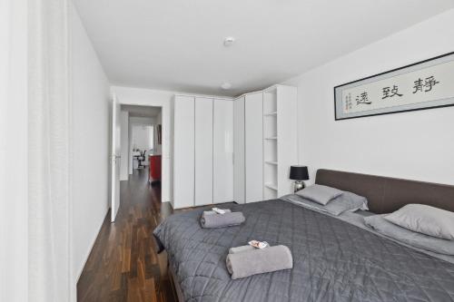 a bedroom with a bed with two towels on it at Luxus 3-Zimmer Apartment mit Balkon & Homeoffice & Parkplatz in TOP-Lage nahe an Mercedes-Benz mit Kinderbetten in Böblingen