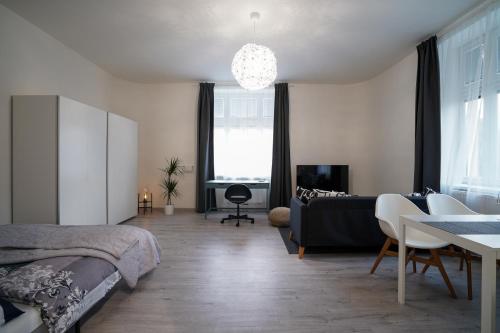 1 dormitorio con 1 cama y sala de estar en Lucy's Apartments, en Olomouc