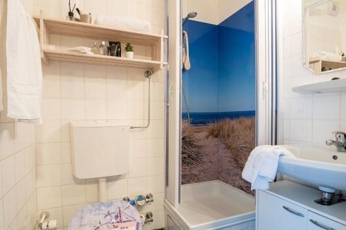 ein Bad mit einer Dusche und Meerblick in der Unterkunft "Ferienpark Heiligenhafen", Haus P, Wohnung 04.04 "Ostseestübchen" in Heiligenhafen