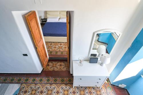 a small room with a bed and a mirror at IL RIFUGIO SUL MARE - GenovaInRelax in Genova