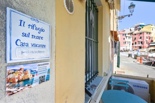 a sign on the side of a building at IL RIFUGIO SUL MARE - GenovaInRelax in Genova