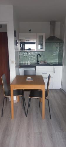 Η κουζίνα ή μικρή κουζίνα στο Appartement lumineux et fonctionnel en bord de mer