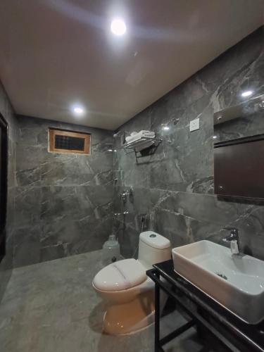Ett badrum på The Garuda Hotel And Spa