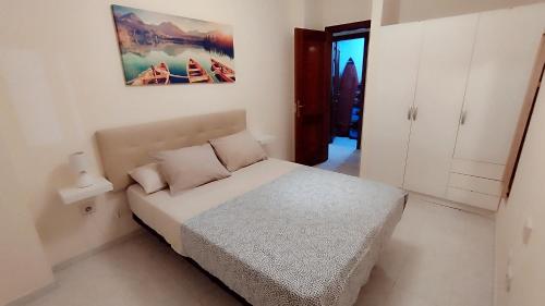 Een bed of bedden in een kamer bij El Medano by Agüita Salada Suites