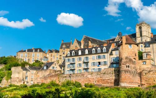 un grand bâtiment au sommet d'une colline dans l'établissement La chambre du bosquet, au Mans