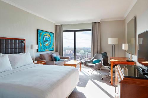 Pokój hotelowy z łóżkiem i biurkiem w obiekcie London Marriott Hotel Marble Arch w Londynie