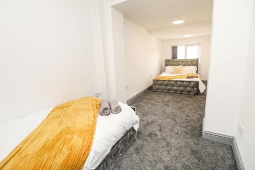 Säng eller sängar i ett rum på Remarkable 4-Bed House in Bradford