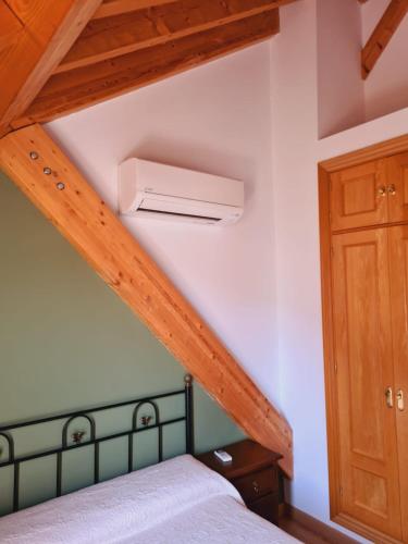 a bedroom with a bed and a wooden ceiling at Sierra de Cazorla in Arroyo Frio